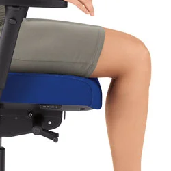 Detailansicht der korrekten Kniehaltung auf einem Bürostuhl.