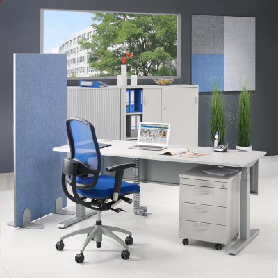 Büro mit unter anderem Schreibtisch und Stuhl sowie einer Akustikstellwand und schallabsorbierendem Wandelement. 