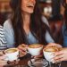 Drei Freundinnen sitzen im Café und trinken Kaffee